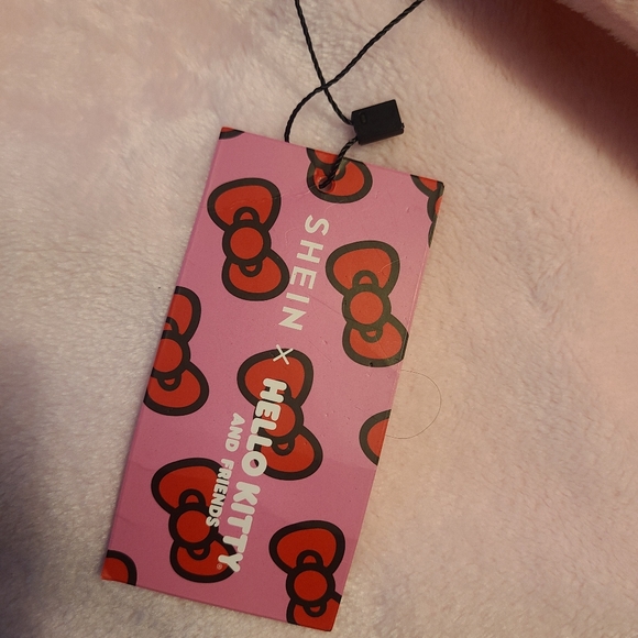 Shein x Hello Kitty and friends hooded blanket - Picture 7 of 10